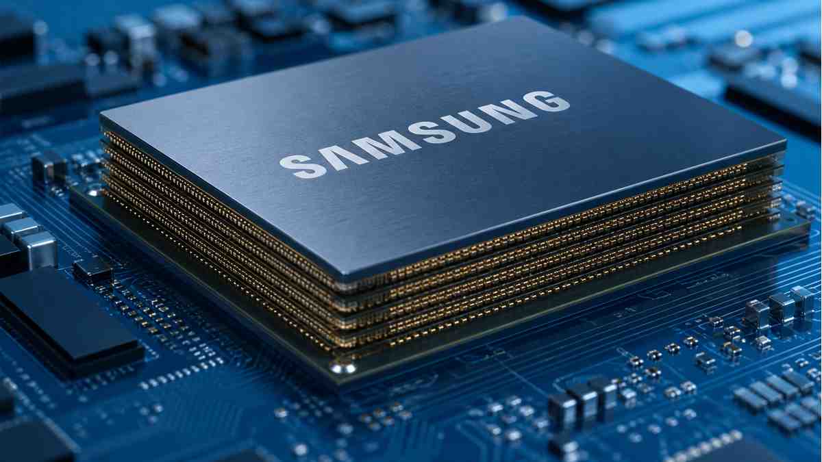 삼성전자 SAMSUNG 로고가 새겨진 HBM 반도체 칩