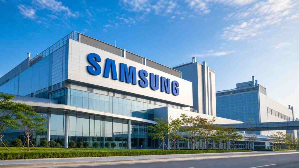 삼성전자 반도체 공장과 대형 SAMSUNG 로고